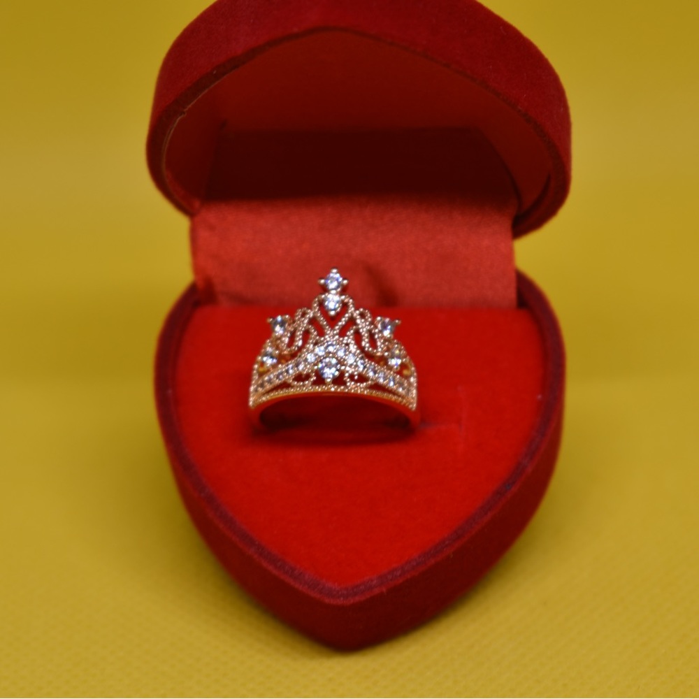 It's a ring,it's laminated gold, good quality. Un anillo que se Augusta talla 7